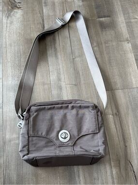 Baggallini Taupe Medium Horizontal Crossbody Flap Pocket Double Zipper Medium